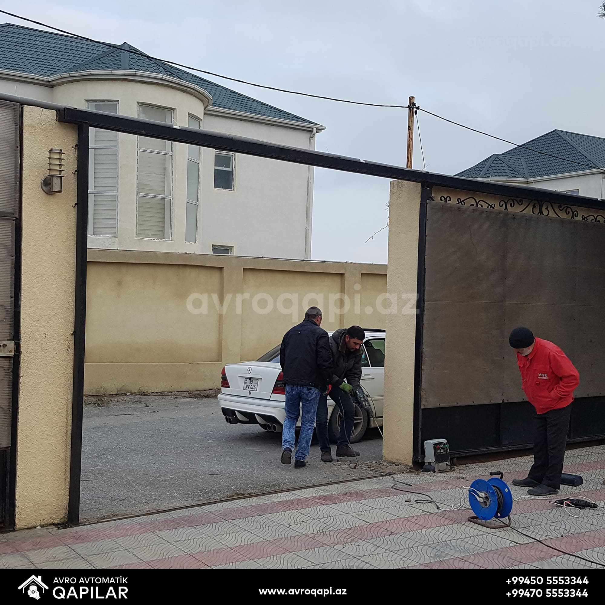 Yana açılan Avtomatik Darvaza.