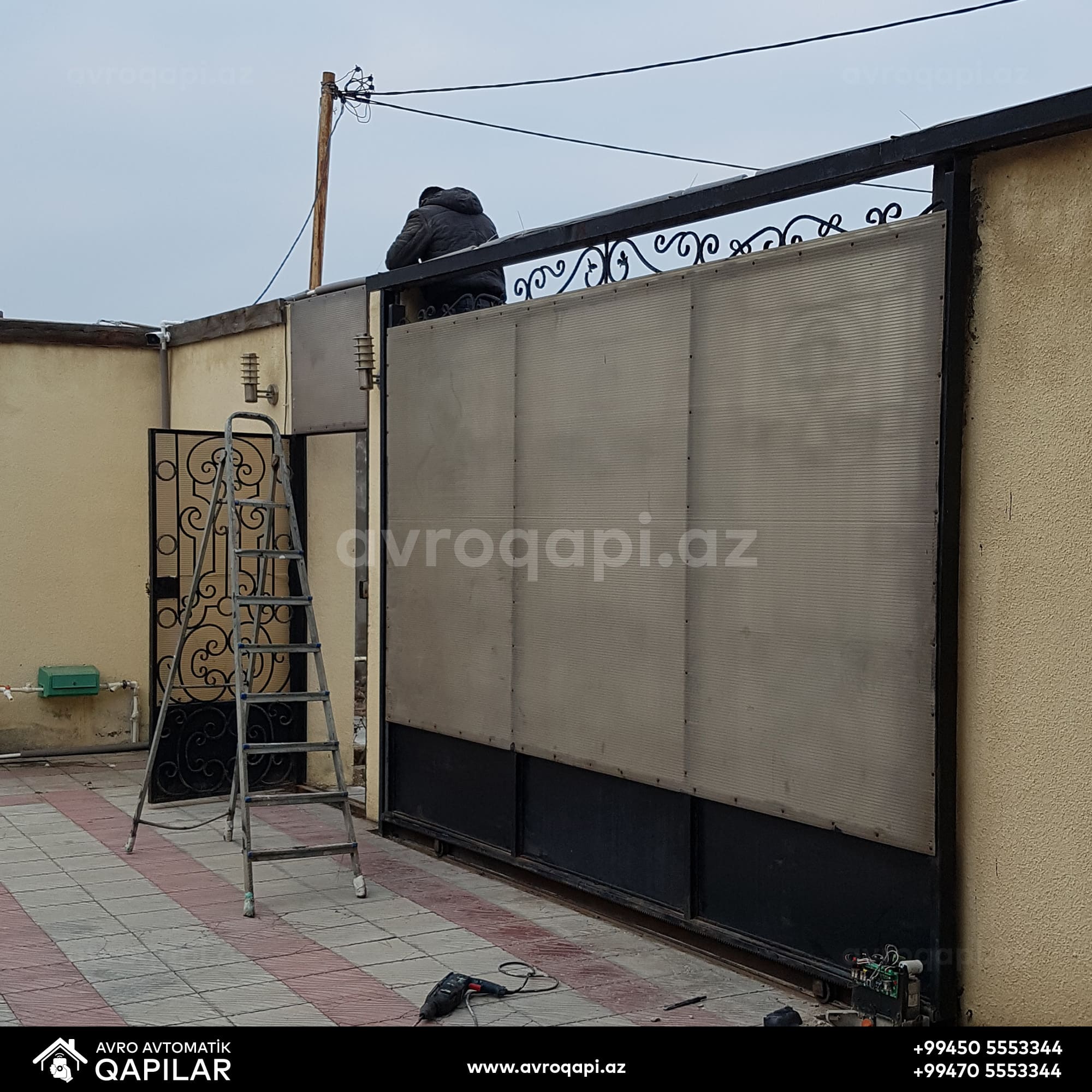 Yana açılan Avtomatik Darvaza.