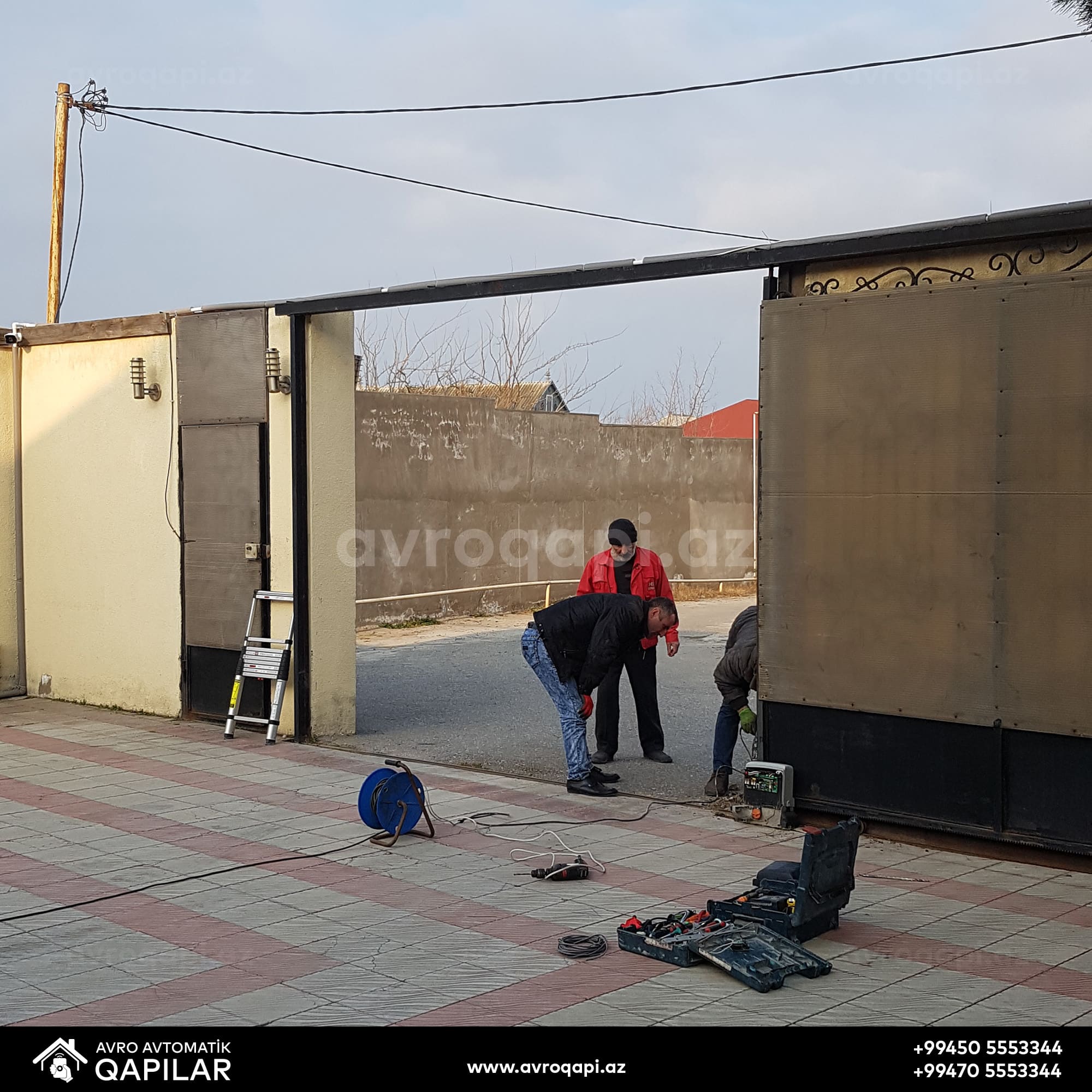 Yana açılan Avtomatik Darvaza.